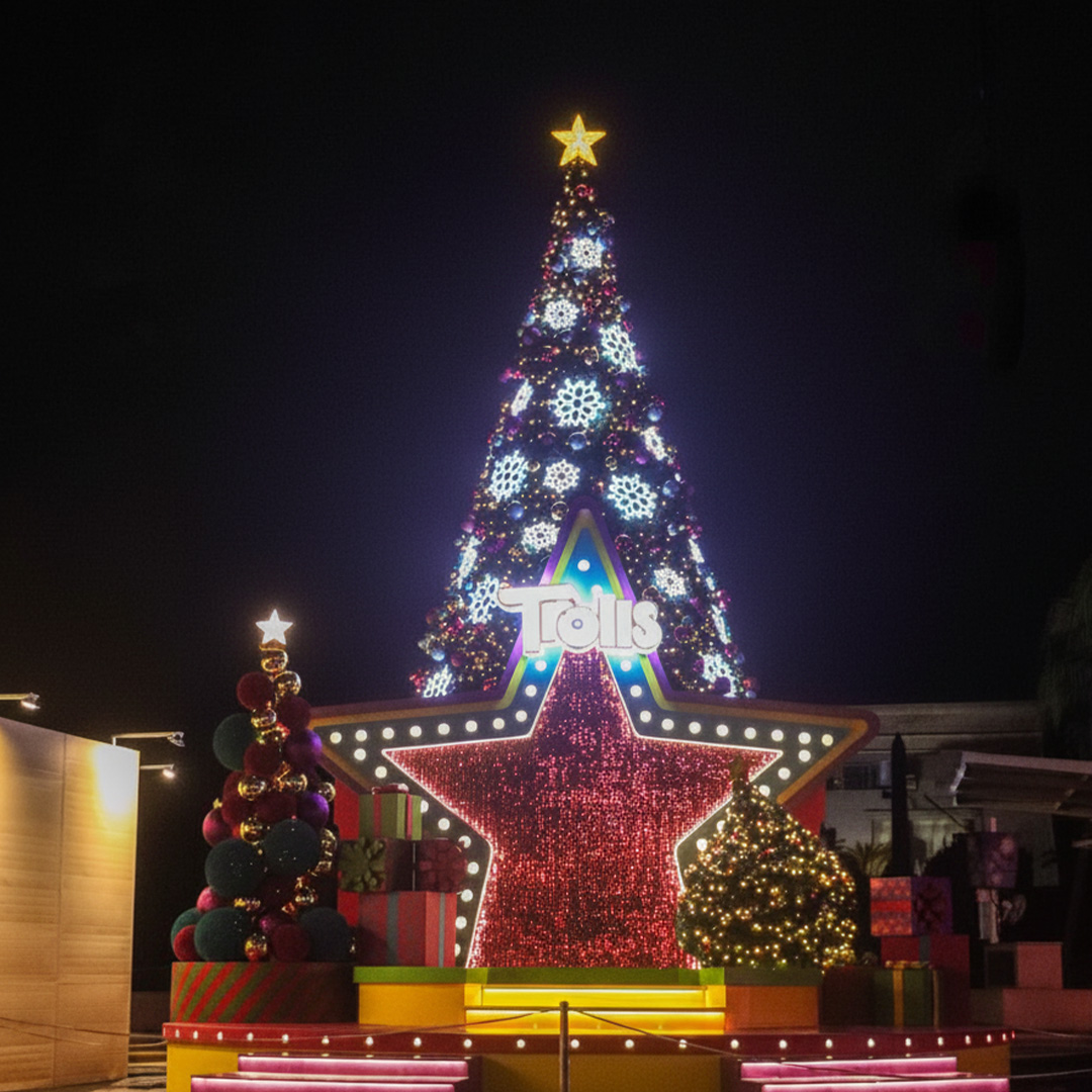 Large-scale Christmas festive decoration by exhibition booth design Singapore specialists, featuring custom event fabrication and branded holiday installations for Resorts World Sentosa.